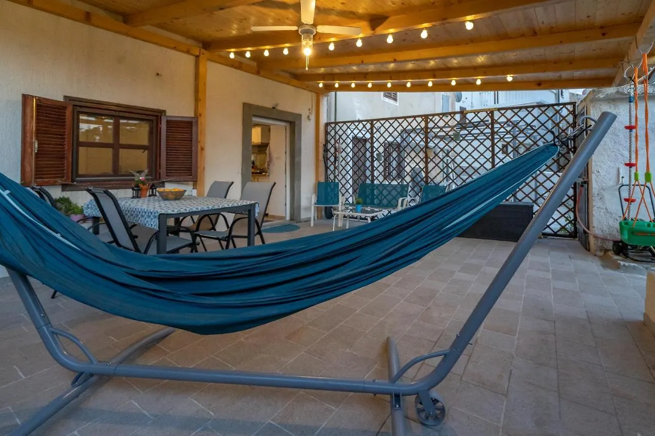 Holiday House Nova Стара Башка